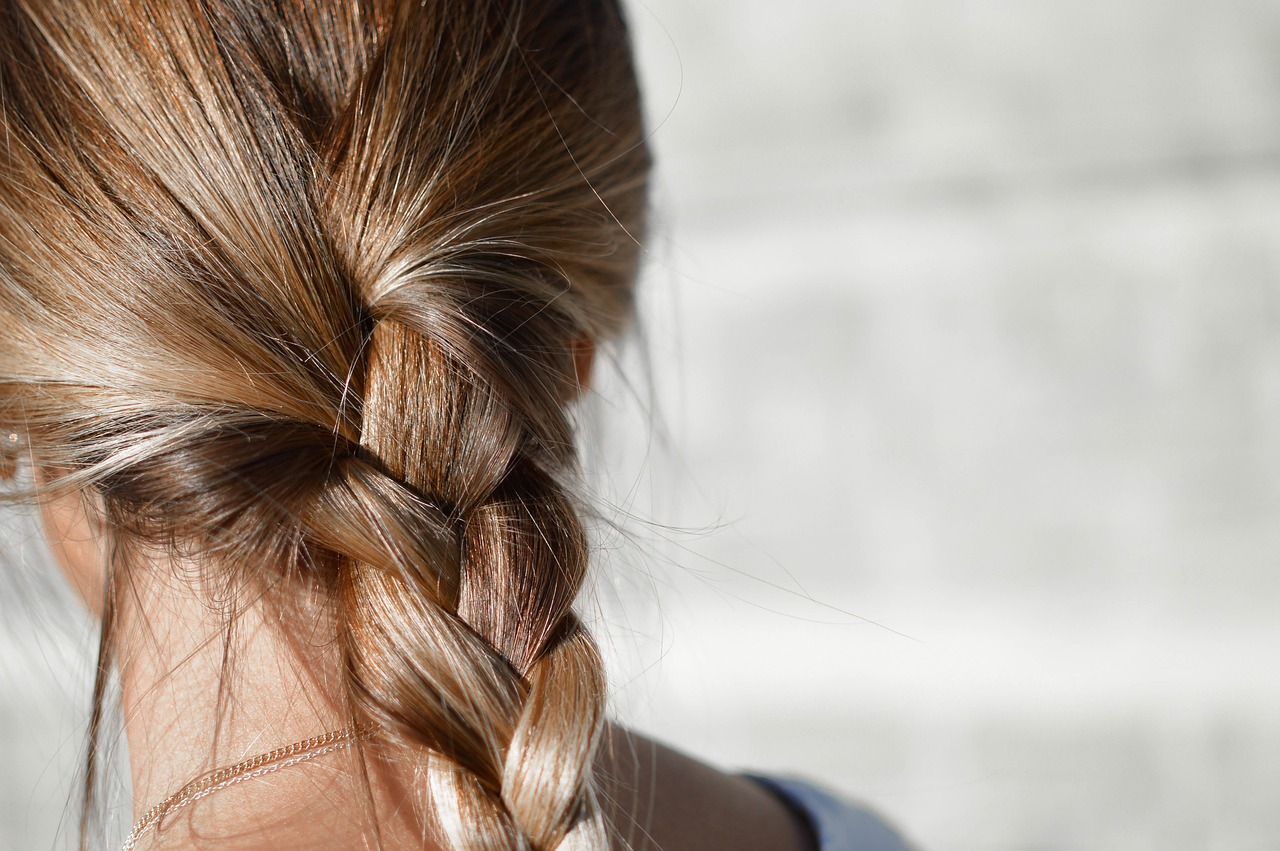 Warkocze – piękne i praktyczne fryzury na każdą okazję
